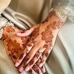 Henna by Moozi logo