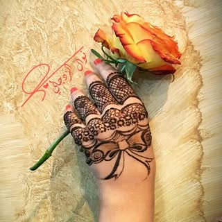 Nawal Alzdjali Henna logo